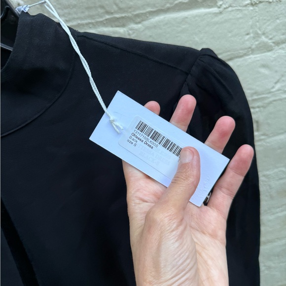 NWT Reformation dress. Sexy lightweigjt dress with cutout - Picture 4 of 7